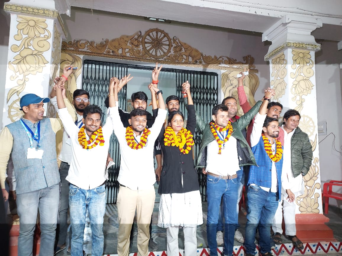 जीत के बाद छात्र संघ के नेता।