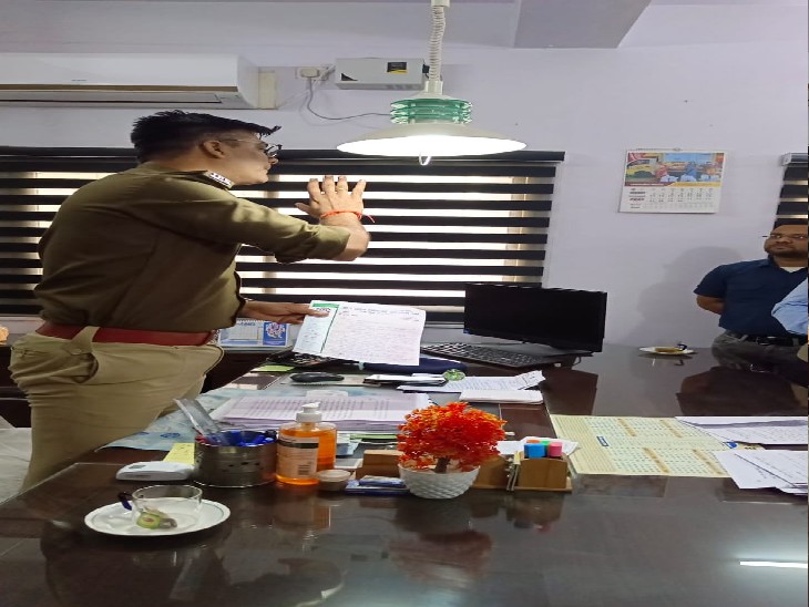 डॉक्टरों से बात करते एसपी बागरी