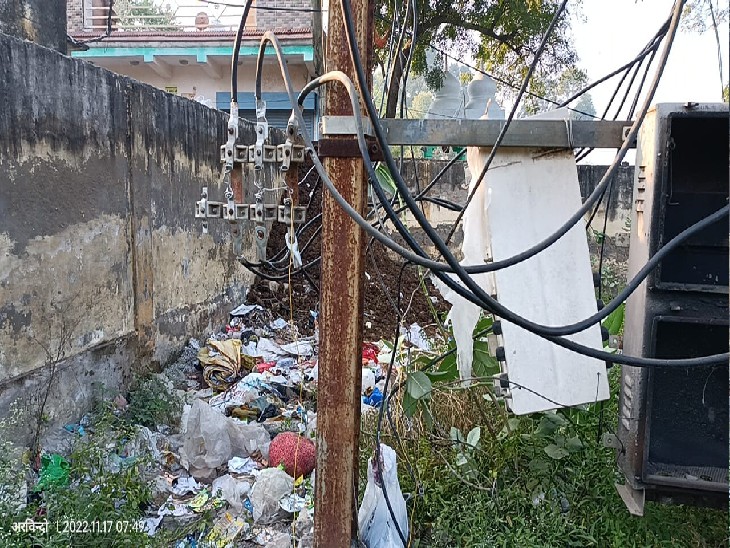 बिजली का डिस्ट्रीब्यूशन बॉक्स का फ्यूज जिससे चार्जिंग हो रहा ई-रिक्शा