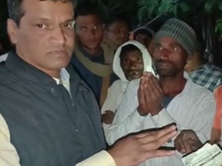 शाम 7 बजे तक किसान खाद मिलने की आस में खड़े रहे। वे हाथ जोड़ते रहे कि उन्हें खाद उपलब्ध करवा दी जाए।