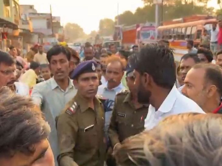 खाद नहीं मिलने से नाराज किसानों ने चक्काजाम कर दिया। जानकारी लगते ही पुलिस मौके पर पहुंची और मामला शांत करवाया।