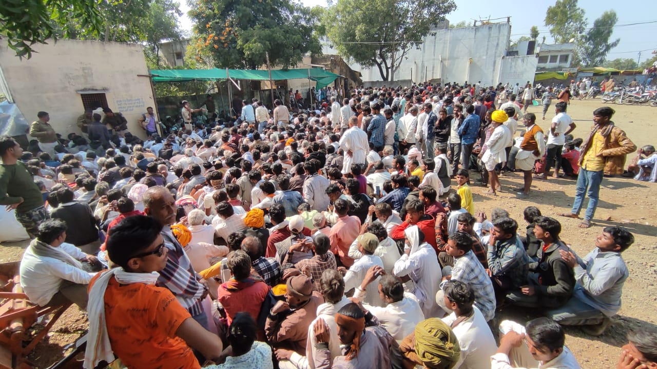 किसानों को 2200 बोरी खाद के संस्था तक पहुंचने का पता चलते ही यहां भीड़ उमड़ पड़ी। पहले तो सभी शांति से बैठे रहे, लेकिन दोपहर होते-होते इनके सब्र का बांध टूट गया।