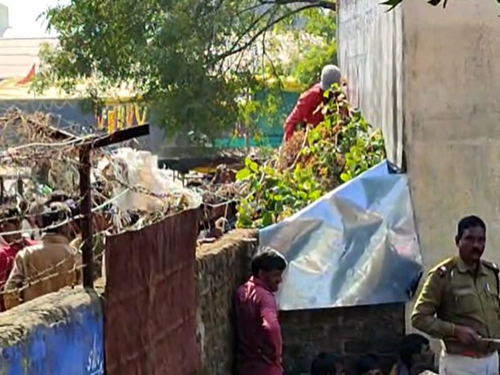 2200 बोरी खाद के लिए सोसाइटी में 3 हजार किसान पहुंच गए। पुलिस ने गेट बंद किया तो कटीली बाउंड्री कूदकर भीतर आने की कोशिश करते रहे किसान।
