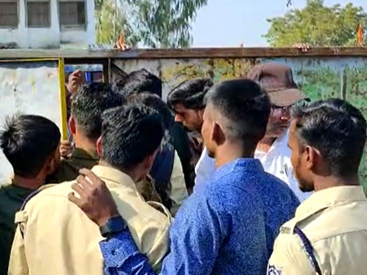 भीड़ बढ़ने पर एक-एक कर किसानों को पुलिस की मौजूदगी में भीतर एंट्री दी गई। इस दौरान बाहर जामकर हंगामा होता रहा।