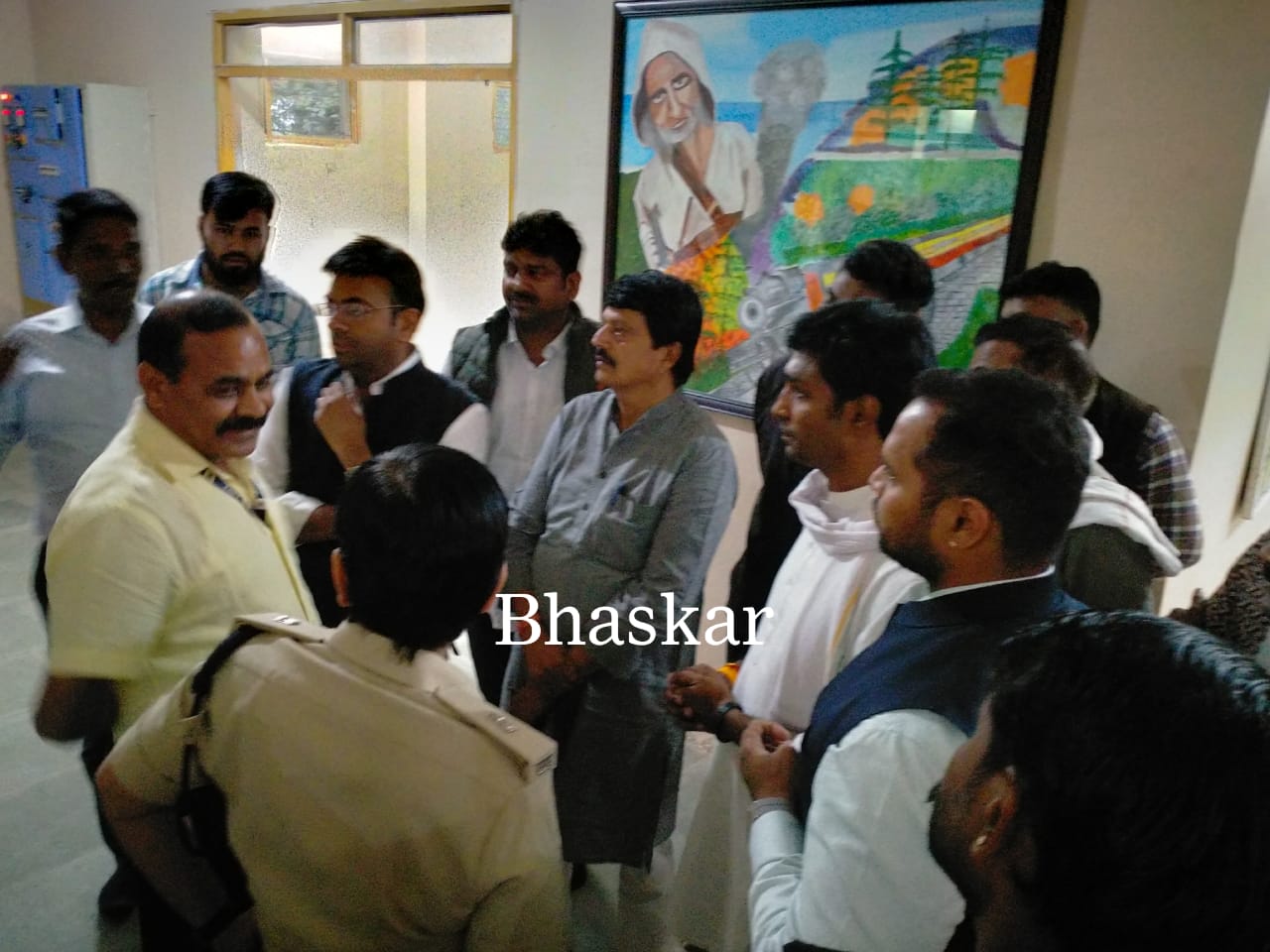 राहुल गांधी की सुरक्षा टीम ने स्थानीय पुलिस अफसरों से की चर्चा।