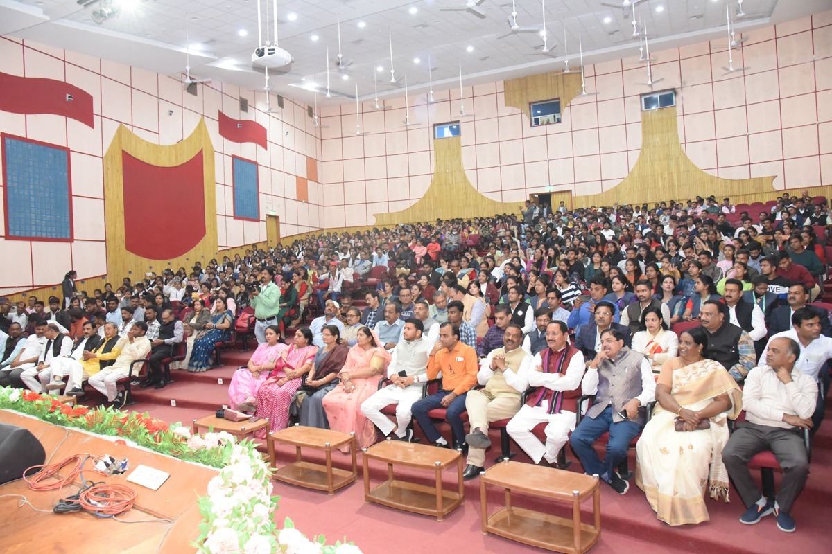 कार्यक्रम में बड़ी संख्या में जनप्रतिनिधि और शहरवासी शामिल हुए।