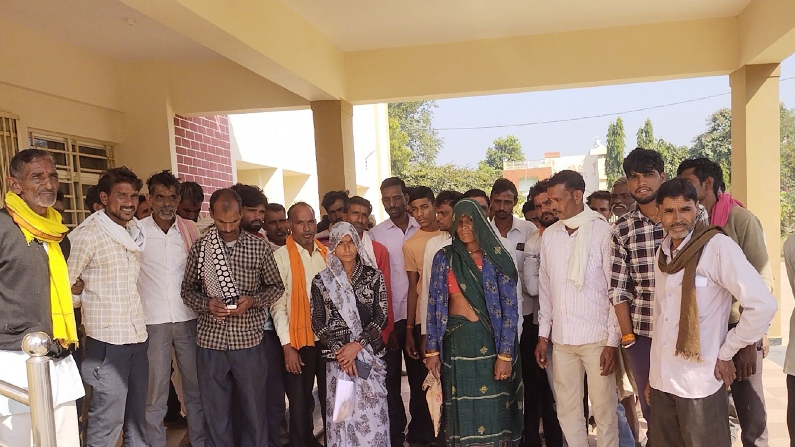 बैराड़ तहसील कार्यालय पर नाराज किसान धरने पर बैठ गए। उन्होंने समितियों पर कालाबाजारी का आरोप लगाया है।
