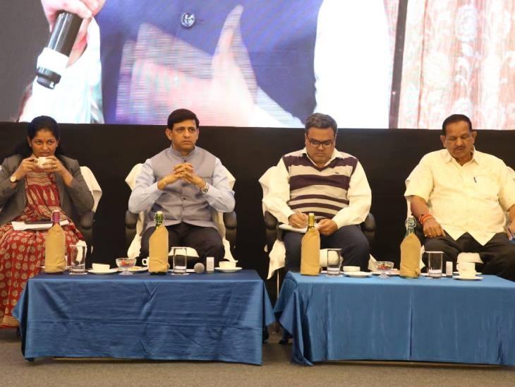 मंच पर मौजूद महापौर पुष्यमित्र भार्गव, संभागायुक्त डॉ. पवनकुमार शर्मा, निगमायुक्त प्रतिभा पाल।