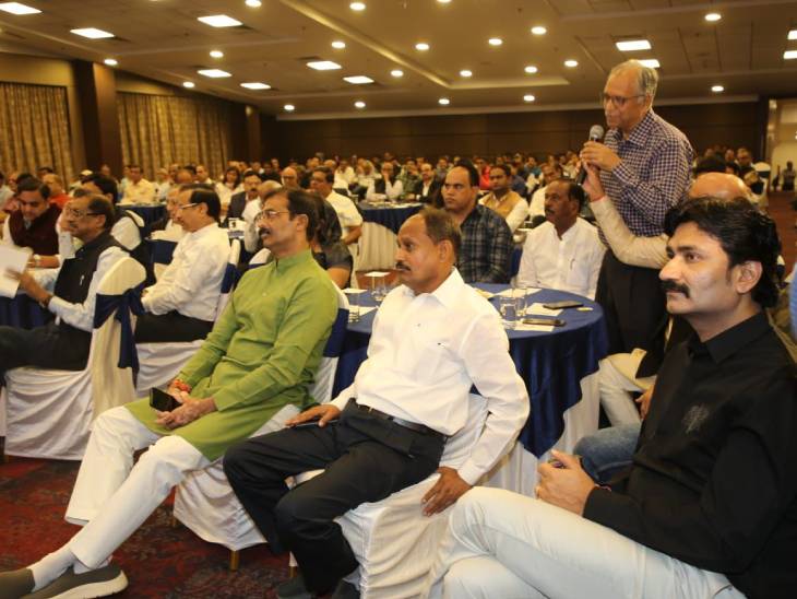 कार्यक्रम में शामिल शहर के गणमान्य नागरिक।