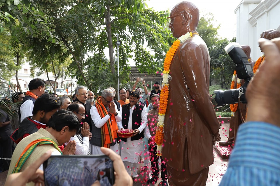 प्रदेश कार्यालय पहुंचे माथुर।