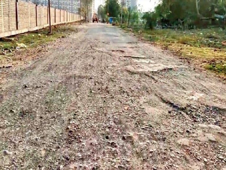 भेल टाउनशिप की 160 किमी लंबी सड़कों में से 120 किमी से ज्यादा सड़कें खराब हो चुकी हैं। - Dainik Bhaskar