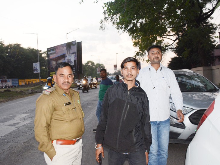 ठेकेदार के गुर्गे को पकड़कर ले जाती पुलिस। - Dainik Bhaskar