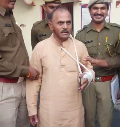 पुलिस गिरफ्त में आरोपी तांत्रिक भालेश जोशी। युवक-युवती पर वार करने के दौरान आरोपी के हाथ पर भी चोट लगी।