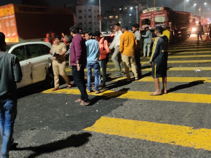 सतारा से मुंबई की ओर जाने वाली सड़क पर करीब दो से तीन किमी लंबा जाम लगा हुआ है।