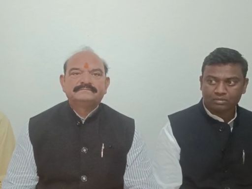 धार जिला कांग्रेस अध्यक्ष गौतम ने पति-पत्नी (सिंघार व उनकी पत्नी) के बीच का विवाद सुलझाकर इसका पटाक्षेप किए जाने की मांग की है।