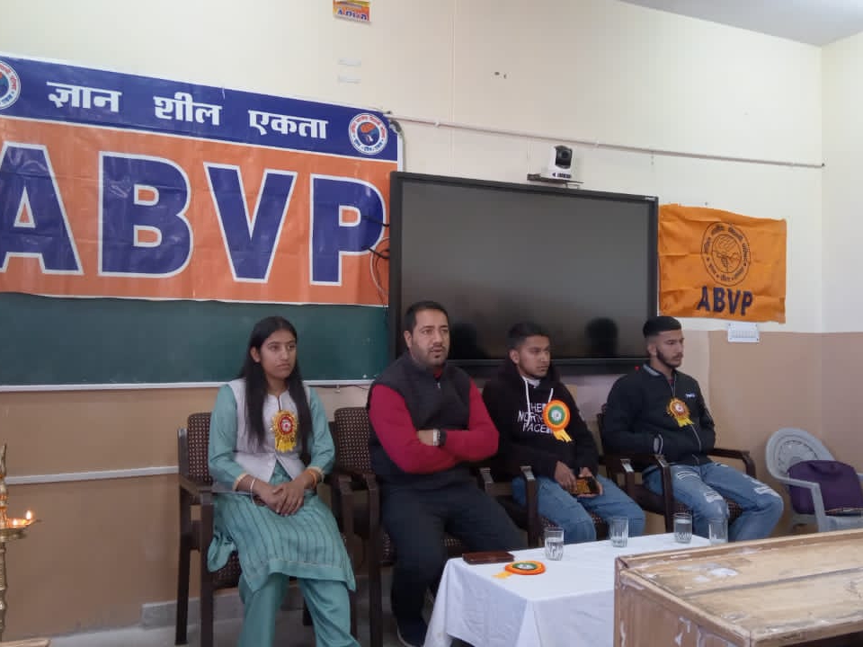 बैठक में संगठन मंत्री अरुण वर्मा और अनिल शर्मा के साथ अन्य कार्यकर्ता शामिल हुए। - दैनिक भास्कर
