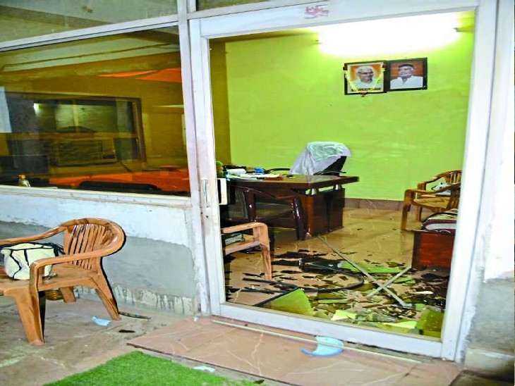 लूटकांड के बाद टूटा पड़ा धर्मकांटा का ऑफिस