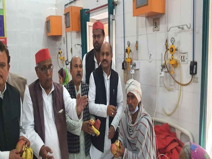 स्व. मुलायम सिंह यादव के जनमदिवस पर जिला अस्पताल में फलाहार वितरण किया गया।