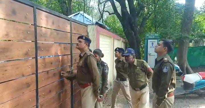 विधायक की गिरफ्तारी के लिए सोमवार को पुलिस की एक टीम PWD ऑफिस के समीप विधायक निवास पर पहुंची थी, लेकिन वे नहीं मिले।