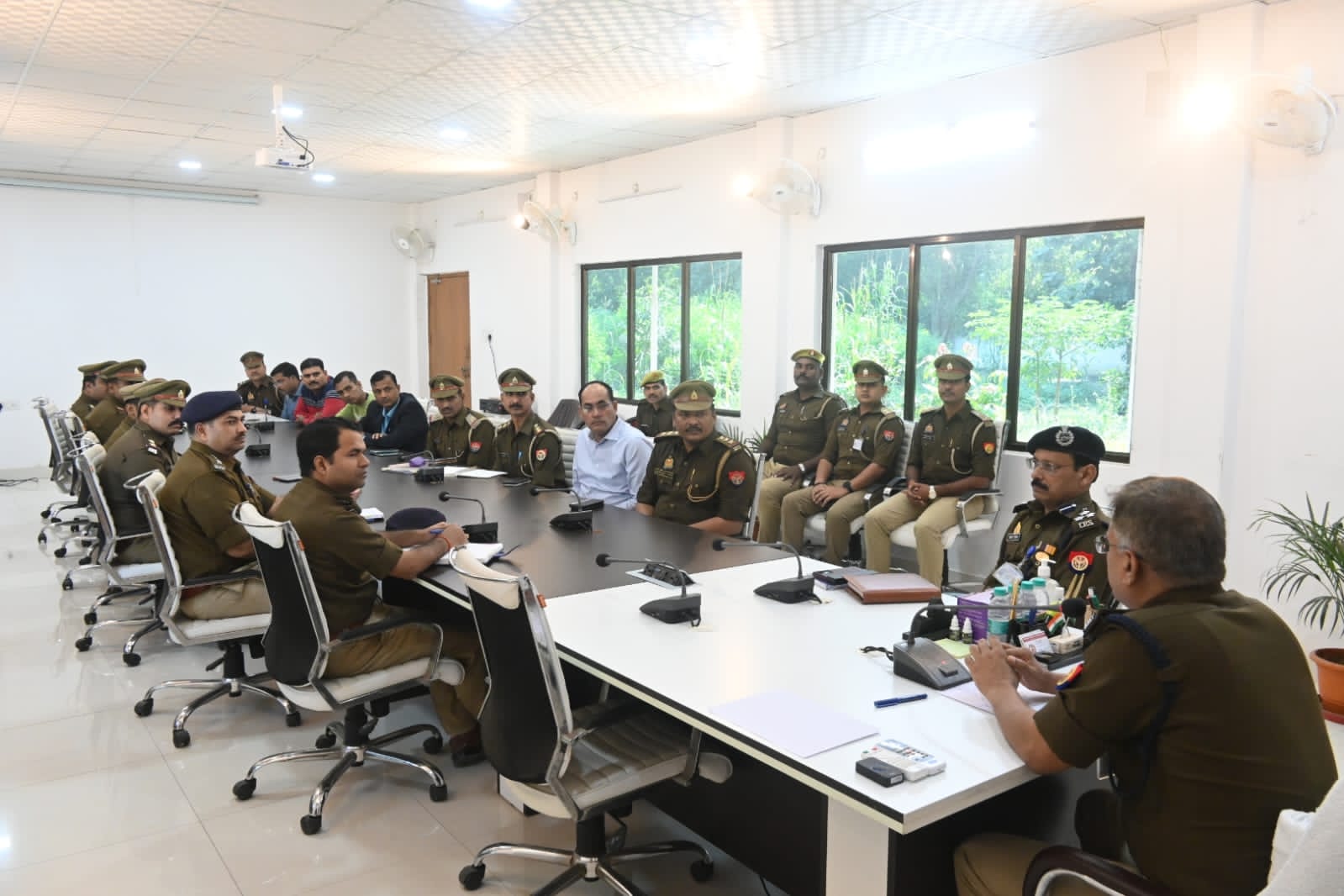 पुलिस कमिश्नर ने बताया कि वाराणसी में शरण लेने वाले तीनों बदमाशों के शरणदाताओं को चिन्हित कर उनकी सूची तैयार कर ली गई है।