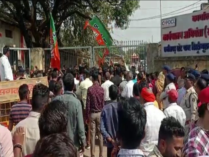 भाजपाईयों का विरोध-प्रदर्शन।