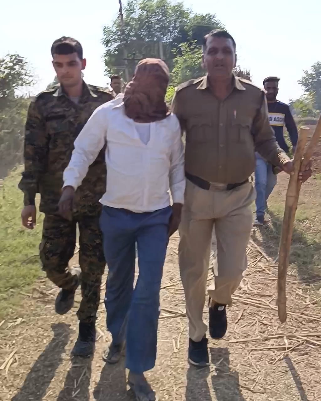 एसपी ने पुलिस पर हमला करने वालों पर 10-10 हजार रुपए का इनाम घोषित किया है। आज इस मामले में मुख्य आरोपी को पुलिस ने बड़ापुरा गांव से गिरफ्तार किया है।