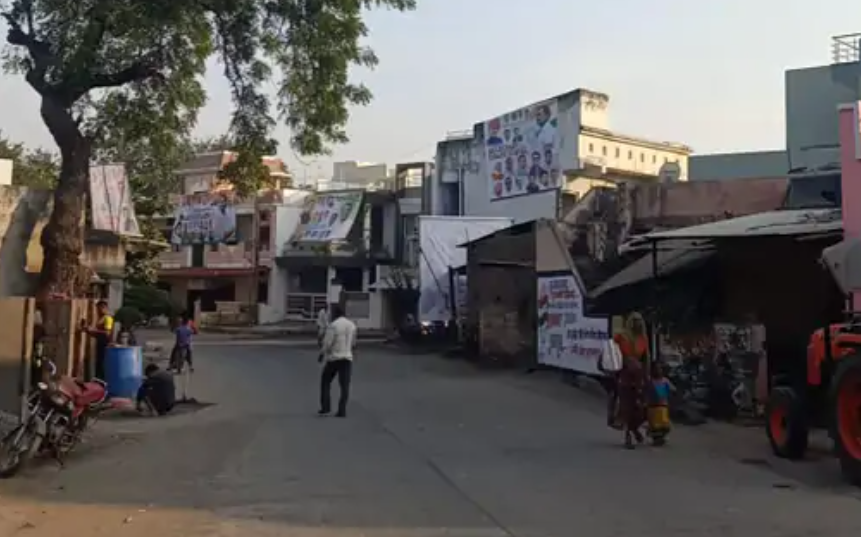 यात्रा रूट पर करीब 17 किमी तक ऐसा कोई पेड़, बिजली का खंभा, मकान नहीं बचा, जहां राहुल के बैनर, पोस्टर न लगे हों। हर 10 से 15 फीट पर पोस्टर लगाए गए हैं।