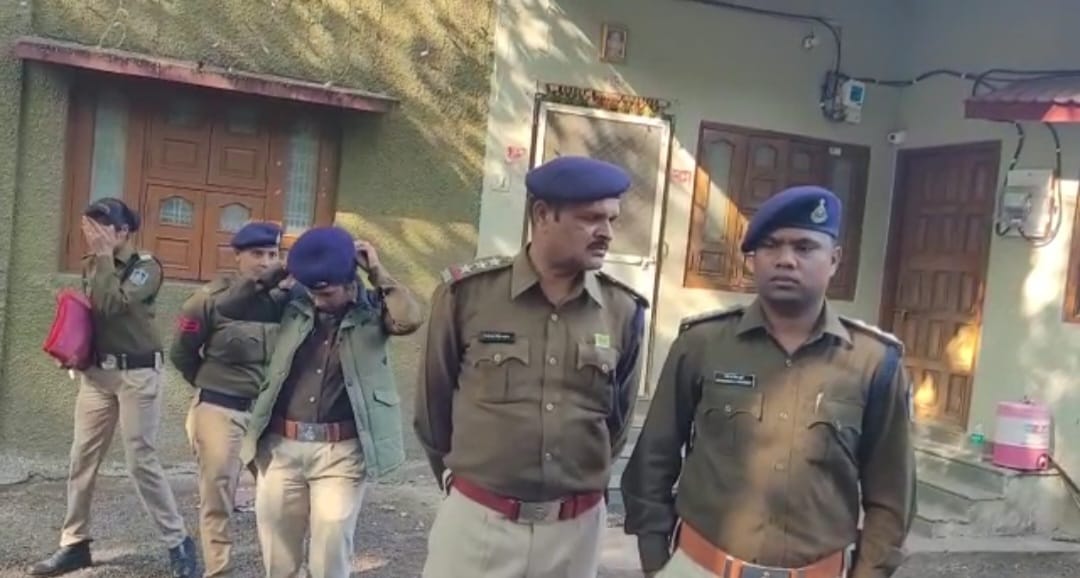 फरार आरोपी विधायक को पकड़ने के लिए बनी चार थानों की टीम में कोतवाली पुलिस, नौगांव थाना, तिरला और साइबर क्राइम ब्रांच शामिल है।