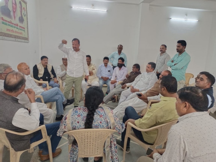 ब्लॉक अध्यक्षों को राहुल गांधी के झालावाड़ सीमा में प्रवेश करने से पहले अपने-अपने क्षेत्र की सीमा में भारत जोड़ो पदयात्रा निकालने के निर्देश दिए गए। - Dainik Bhaskar
