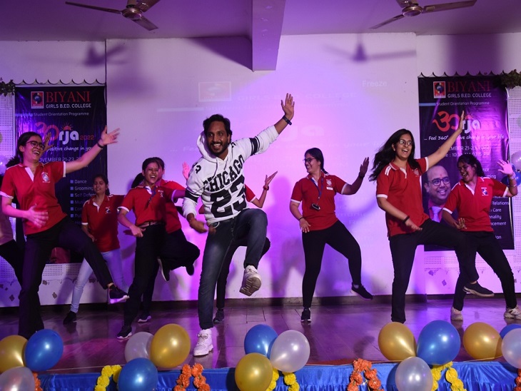 हेड ऑफ डांस क्लब नवीन अनोरिया ने विद्यार्थियों को डांस के विभिन्न गुर सिखाए।