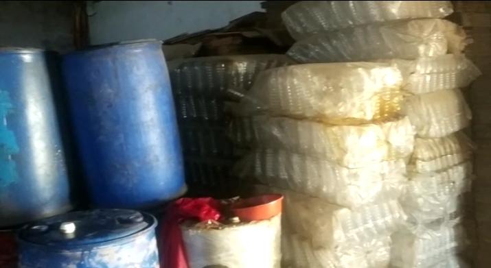 Oil Wrapper Raid on factory making fake mustard oil, wrappers of many brands found ...