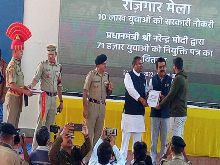 युवाओं को नियुक्ति पत्र वितरित करते केंद्रीय मंत्री फग्गनसिंह कुलस्ते व सांसद शंकर लालवानी।