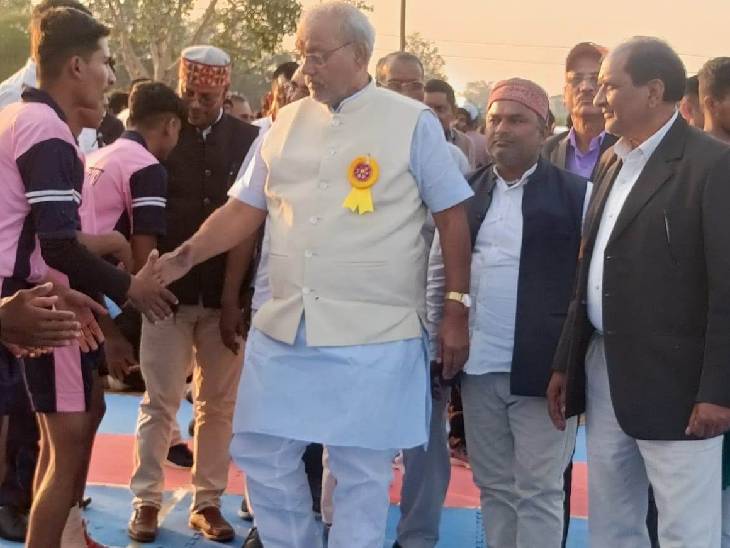 विधानसभा अध्यक्ष ने विभिन्न टीमों के खिलाड़ियों से परिचय प्राप्त कर खेल का शुभारंभ कराया