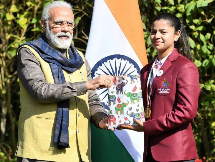 प्रधानमंत्री नरेंद्र मोदी के साथ सुदीप्ति।