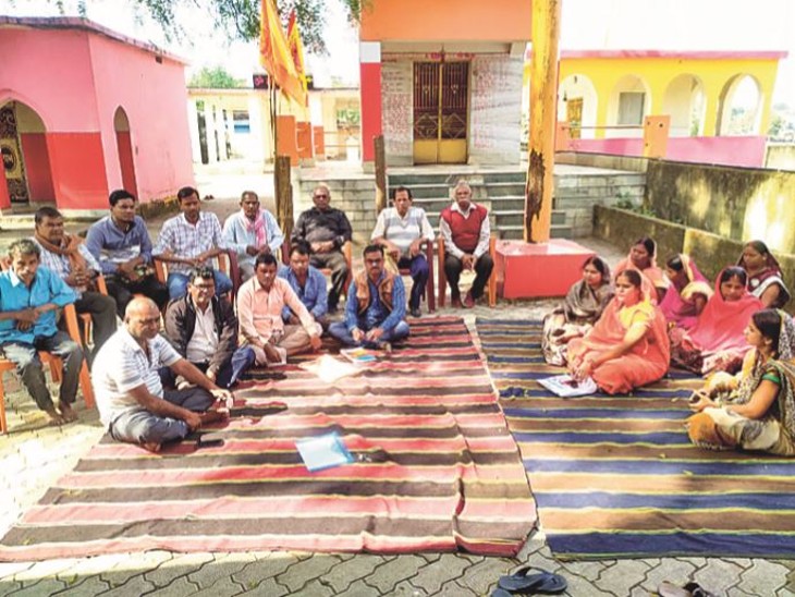 शिव मंदिर परिसर में बैठक करते ग्रामीण। - Dainik Bhaskar