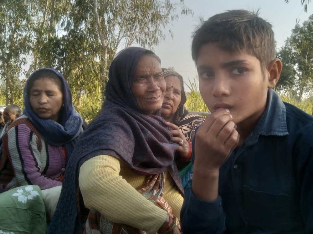 युवक का शव पहुंचने पर रोते-बिलखते परिजन।