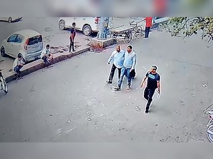कारोबारी की ट्रॉली चुराकर लाते गिरोह के सदस्य।