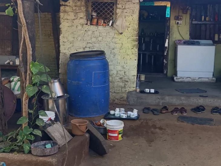 रुद्र गांव में अपने माता-पिता और दादी के साथ रहता है। उनकी आय का मुख्य साधन खेती है।