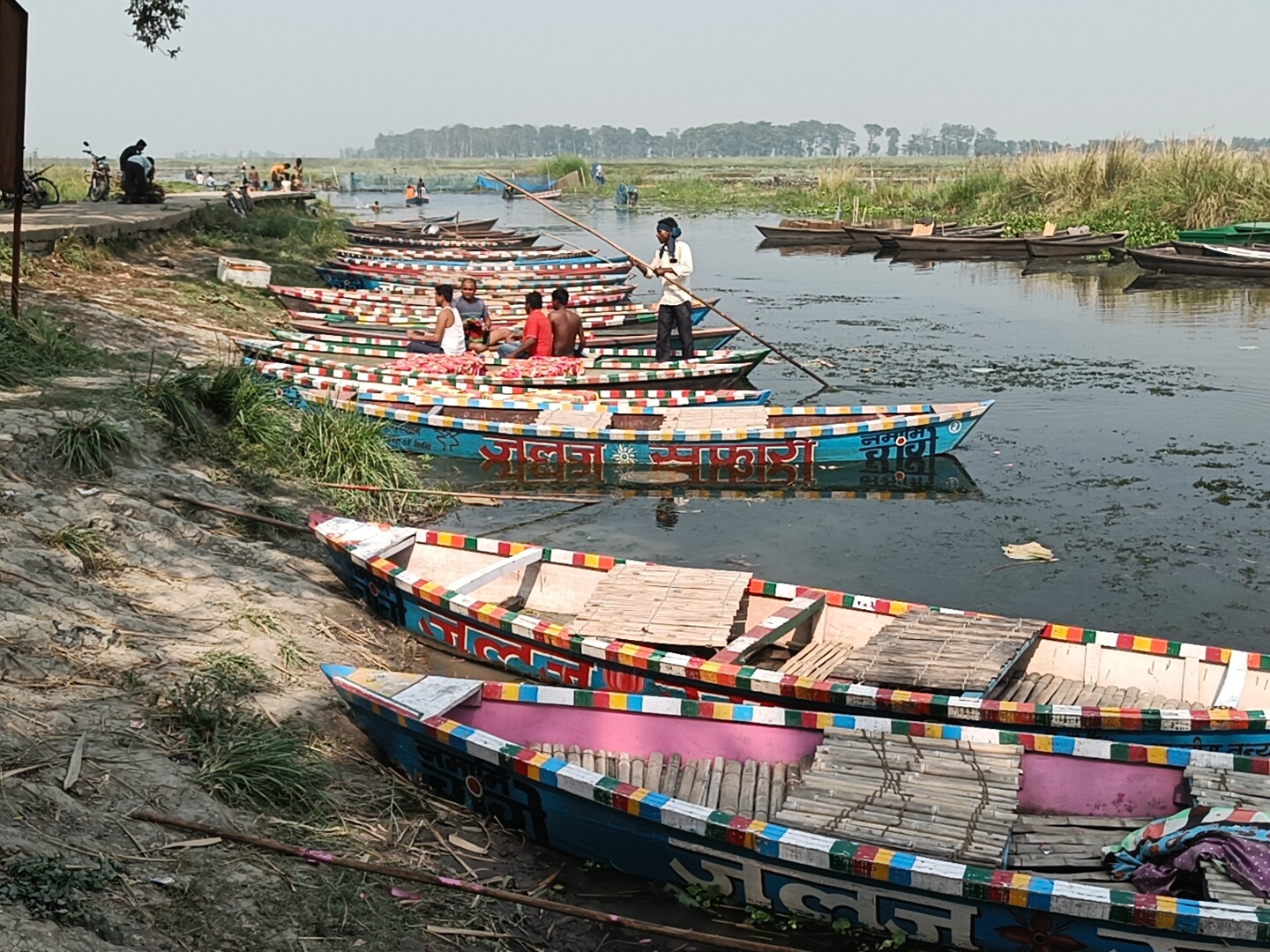 इस झील में नाव से घूमने पर जम्मू की डल झील का महसूस होता है।