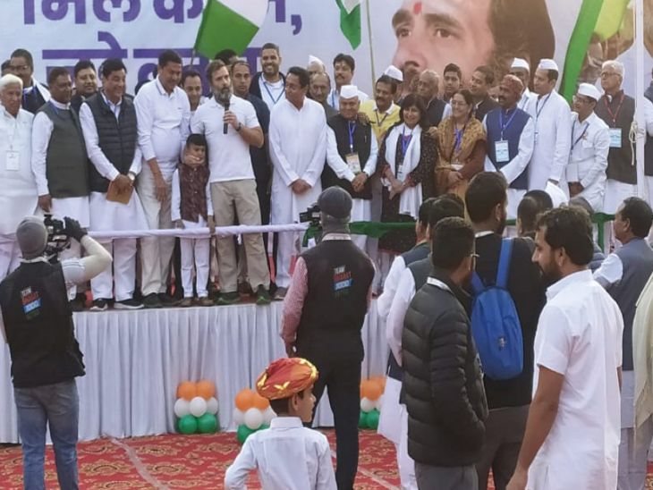 राहुल गांधी ने मंच के नीचे खड़े पांच साल के रूद्र को अपने पास बुलाया और उसका सपना पूछा।