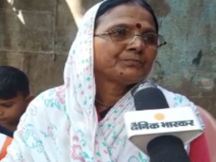 रुद्र की दादी सुमित्रा का कहना है कि पोता अकेले ही राहुल की सभा में गया था। उसे नीचे खड़ा देखकर राहुल गांधी ने ऊपर बुलाया था।