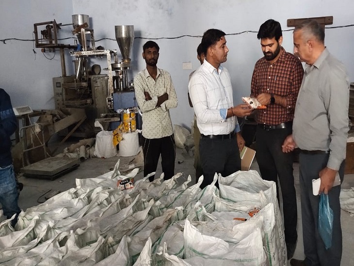 गाजीपुर इंडस्ट्रियल एरिया में चल रहा था गाेरखधंधा, असली बताकर बेचा जा रहा था बाजार में। - Dainik Bhaskar