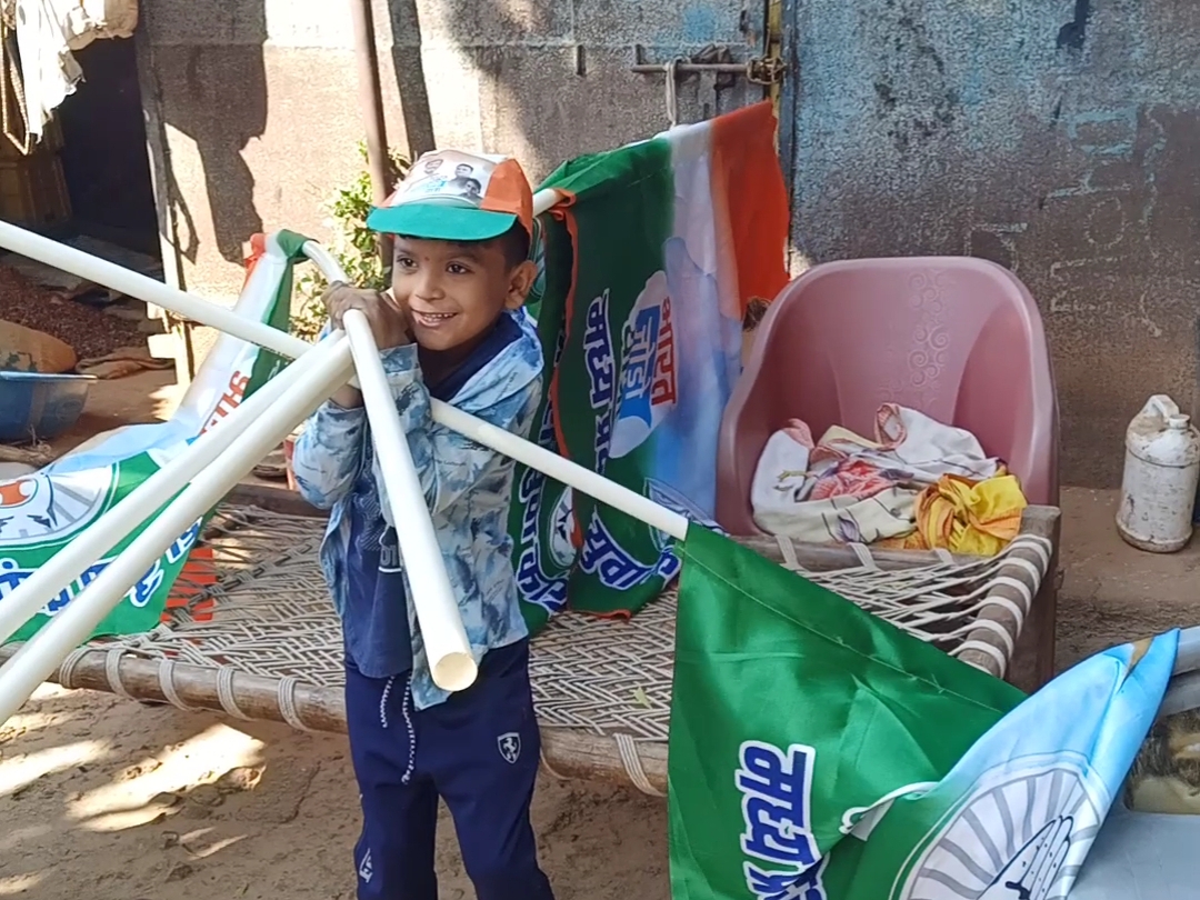 रुद्र बुधवार को पिता के पीछे-पीछे राहुल गांधी के कार्यक्रम में शामिल होने गया था। उसके सिर पर राहुल गांधी की तस्वीर वाली टोपी नजर आई। हाथ में उसने कांग्रेस का झंडा थाम रखा था।