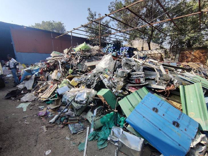 'द कबाड़ीवाला' कंपनी पहले बड़े कबाड़ियों को स्क्रैप बेचती थी, लेकिन अब सीधे बाहर या कंपनियों को भेज देती है। इससे कमीशन भी बचता है।