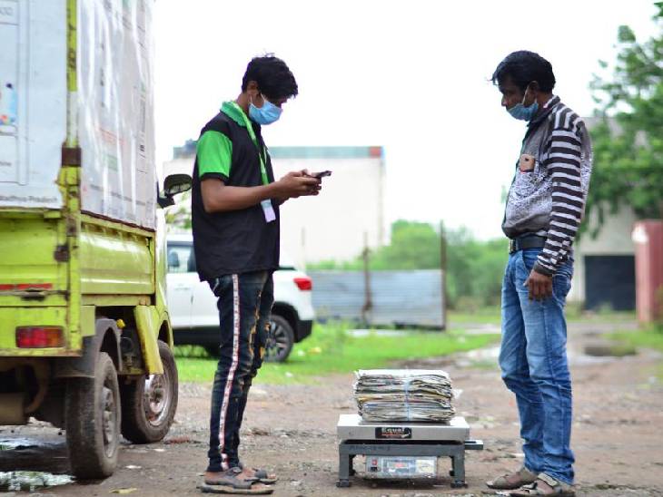 'द कबाड़ीवाला' लोगों से ऑर्डर लेकर उनके घर से कबाड़ कलेक्ट करता है। लोग वेबसाइट पर भी बुकिंग करते हैं।