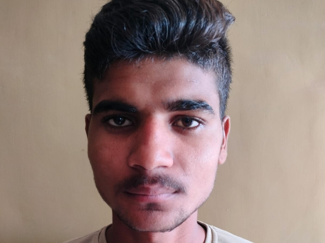 प्रशांत शर्मा नाम के युवक को पुलिस ने अवैध देसी पिस्टल के साथ पकड़ा है। - Dainik Bhaskar