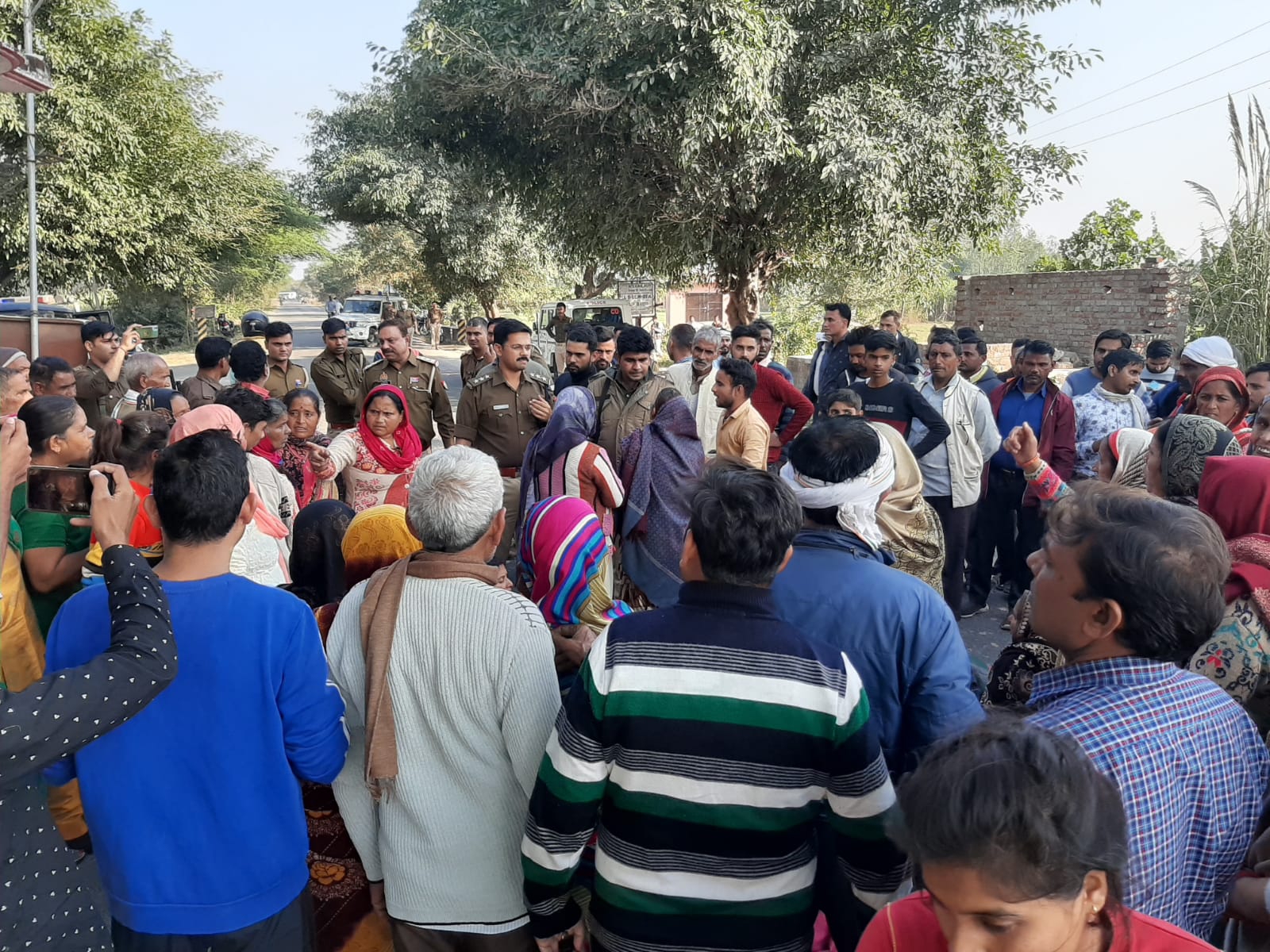 युवक का शव पहुंचने पर जुटी भीड़।