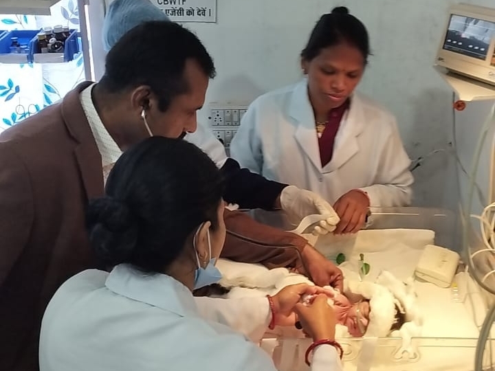 अस्पताल में भर्ती बच्ची