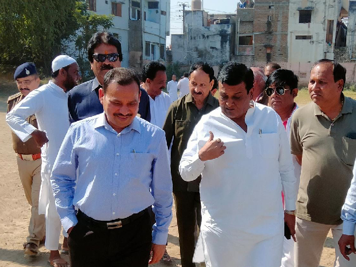 पुलिस अधिकारियों ने देखी व्यवस्था।