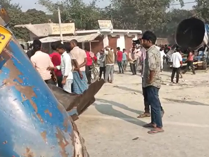 टैंकर का पिछला हिस्सा धमाके के बाद करीब 50 मीटर दूर गिरा।